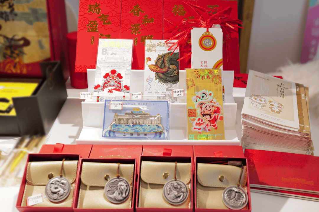 携多款精品首次亮相第八届进博会瓦力棋牌【进博时刻】上海造币(图2)