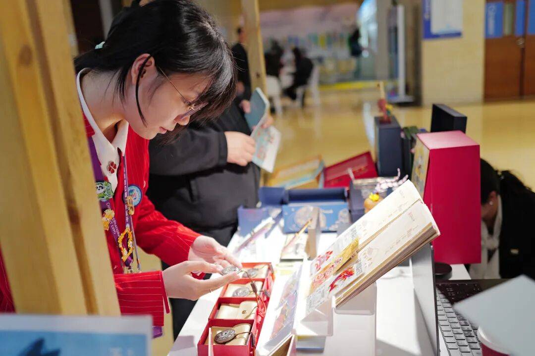 携多款精品首次亮相第八届进博会瓦力棋牌【进博时刻】上海造币(图3)