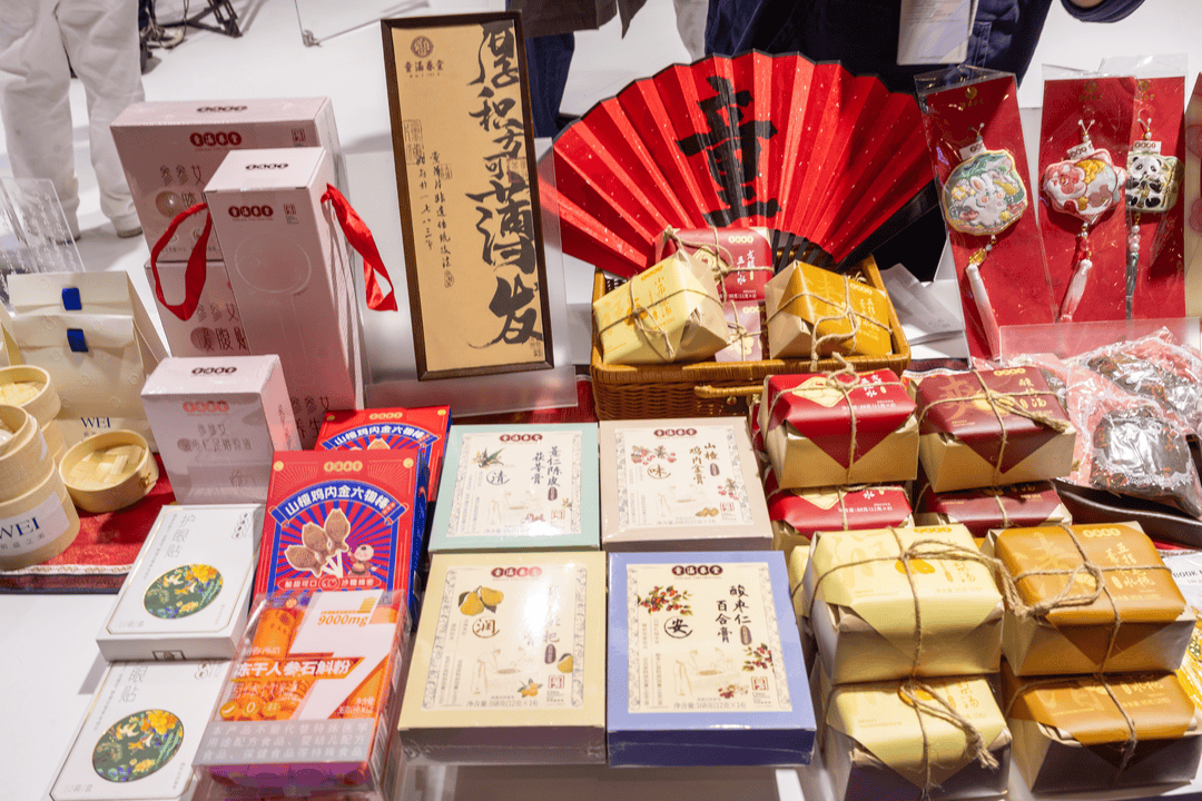 文创首发长三角文博会上海老字号展现精彩设计瓦力娱乐棋牌手提灯笼、冰箱贴…马年豫园灯会(图3) 文创首发长三角文博会上海老字号展现精彩设计瓦力娱乐棋牌手提灯笼、冰箱贴…马年豫园灯会(图3)